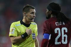 Semifinále MOL Cupu 2018/19, Slavia - Sparta: Rozhodčí Ondřej Pechanec a Costa Nhaimonesu