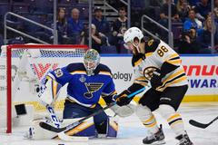 3. finále NHL 2018/19, St. Louis - Boston: David Pastrňák překonává Jordana Binningtona a zvyšuje na 4:0.
