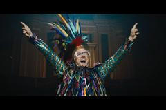 Rocketman je fantazie o Eltonu Johnovi. Film utíká od smutku k zábavě
