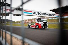 Dakarský vítěz Martin Macík mladší při premiéře na okruhu v Mostě