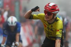 Jonas Vingegaard v cíli druhé etapy na Vueltě 2025
