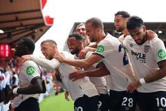 Tomáš Souček (28) se spoluhráči slaví gól West Hamu proti Nottinghamu