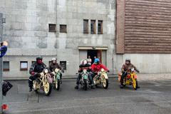 Unikátní nejdelší historické motorky na světě vyjely z Prahy na sraz