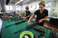 Česká zbrojovka Uherský Brod, práce, nezaměstanost, průmysl, zbraň, zbraně, pistole, samopal, puška