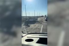 Rusové cíleně útočí na civilní dopravu na dálnici M-14 u Chersonu, oblasti hrozí humanitární krize