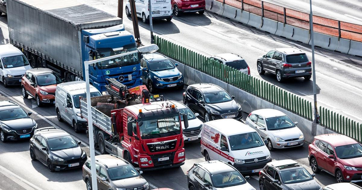 Jeden jízdní pruh projedou rychleji než ten druhý. Výzkum říká řidičům, který to je