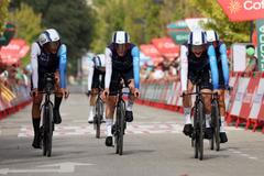 Cyklisté týmu Israel-Premier Tech v týmové časovce na Vueltě 2025