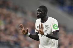 Fotbalista West Hamu Malick El Hadji Diouf při utkání s Evertonem