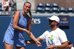 Jiří Vaněk utěšuje Petru Kvitovou po posledním utkání kariéry