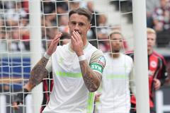 Zklamaný Marco Friedl coby kapitán Werderu v utkání s Frankfurtem, po němž ho reportérka považovala za hráče vítězného týmu