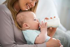 dítě výživa kojení kojenec rodič rodičovská mateřská