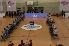 Britští vozíčkáři se při izraelské hymně odvrátili od vlajky soupeře