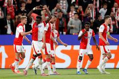 Youssoupha Mbodji se spoluhráči slaví druhý gól v zápase Slavia - Bodö/Glimt v Lize mistrů