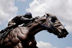 Socha trojnásobného vítěze Trojkoruny Secretariata s žokejem Ronem Turcottem v Belmont Parku.