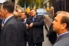 "Atentát" vejcem na Viktora Janukovyče v roce 2014