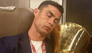 Fotbalová superstar Cristiano Ronaldo ví, jak je spánek důležitý. A jak sladce se pak spí s trofejemi