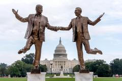 USA, Washington, Donald Trump, Jeffrey Epstein, socha, instalace, The Secret Handshake, odstranění,