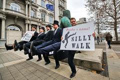 Ministerstvo švihlé chůze, Monty Python