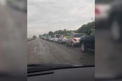 Záběry ukazují i kilometrové fronty u benzínek v Přímořském kraji v Rusku