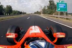 Formule se proháněla na dálnici D4