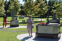 Lidé navštěvují park historických miniatur "Zachráněná Evropa" v Kaliningradu.