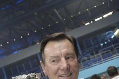 Nikola Pilič s trofejí pro vítěze Davis Cupu