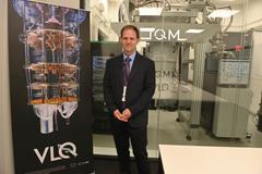 První český kvantový počítač v IT4Innovations - Národním superpočítačovém centru. Uprostřed snímku je vedoucí laboratoře Marek Lampart