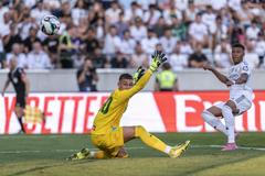 Adam Stejskal inkasuje od Kyliana Mbappého gól v přípravném střetnutí Innsbrucku s Realem Madrid