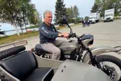 Na summitu na Aljašce daroval Putin muži motocykl Ural