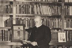 Tomáš Garrigue Masaryk u knihovny v roce 1925
