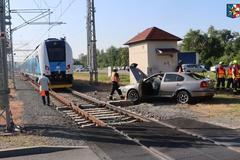 Policejní honičku na Olomoucku ukončila až srážka vozidla s osobním vlakem