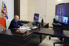 Záběry z Putinovy místnosti z let 2022 a 2025. Rusové přestali před vůdce aranžovat ořezané tužky