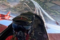 Show Red Arrows z kokpitu letadla během Dnů NATO v Ostravě