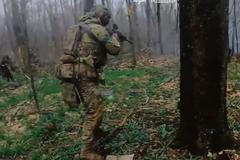 Ruský dobrovolnický sbor u Kupjansku čistí lesopark ovládaný ruskými jednotkami