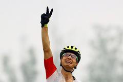 Nino Schurter se raduje z vítězství v závodě cross-country na OH