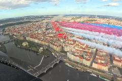 Legendární skupina Red Arrows proletěla nad Karlovým mostem