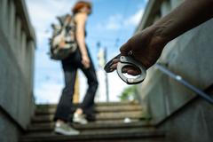 Lovci kapsářů, kapsář, zloděj, policie, policista, ilustrační foto, zatčení, želízka, pouta