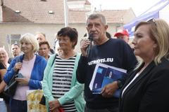 Zeptala se Babiše, jestli se nechá vydat za farmu Čapí hnízdo. Zajímalo ho, jestli tam byla