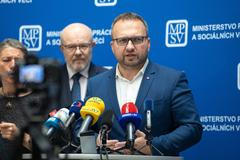 Ministr zdravotnictví Vlastimil Válek a ministr sociálních věcí Marian Jurečka na tiskové konferenci ke krizi ve zdravotnictví, Mladí lékaři, zdravotnictví, krize