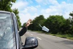 Vyhození odpadku z auta