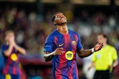 Útočník Barcelony Marcus Rashford v přátelském utkání s Comem