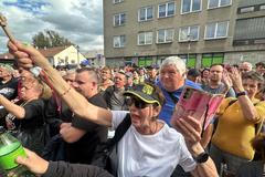 Rozvášněný dav hrozil Fialovi. Nechyběl ani protestující s berlami