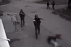 Nové záběry z r. 2022 ukazují, jak ruští vojáci v Buče zastřelí muže a vezmou mu jeho věci