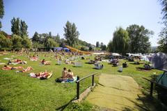 Vedro v Praze; teplo, slunce, voda, léto, turisté, koupání, osvěžení, žár, Žluté lázně, Staroměstské náměstí