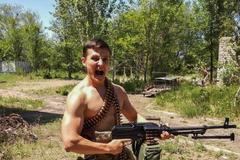 "Pracoval jsem i jako striptér. Tancoval jsem go-go," vypráví ukrajinský důstojník Andrej Otčenáš