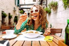 Itálie, dívka, restaurace