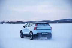 Volvo EX30, elektromobil, zima, jezero, led, zamrzlé jezero, jízda na zamrzlém jezeře
