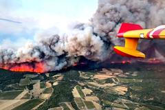 Francie, lesní požár, hasiči, sucho,