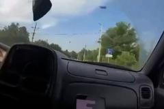 Ukrajinští vojáci ujíždějící před střelbou v Pokrovsku