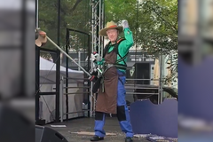 Tomio Okamura v Ostravě vylezl na pódium s křovinořezem